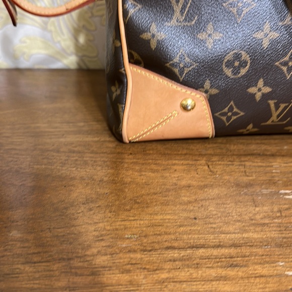 Louis Vuitton Retiro EUC. Comes with bag and receipt - Picture 7 of 17